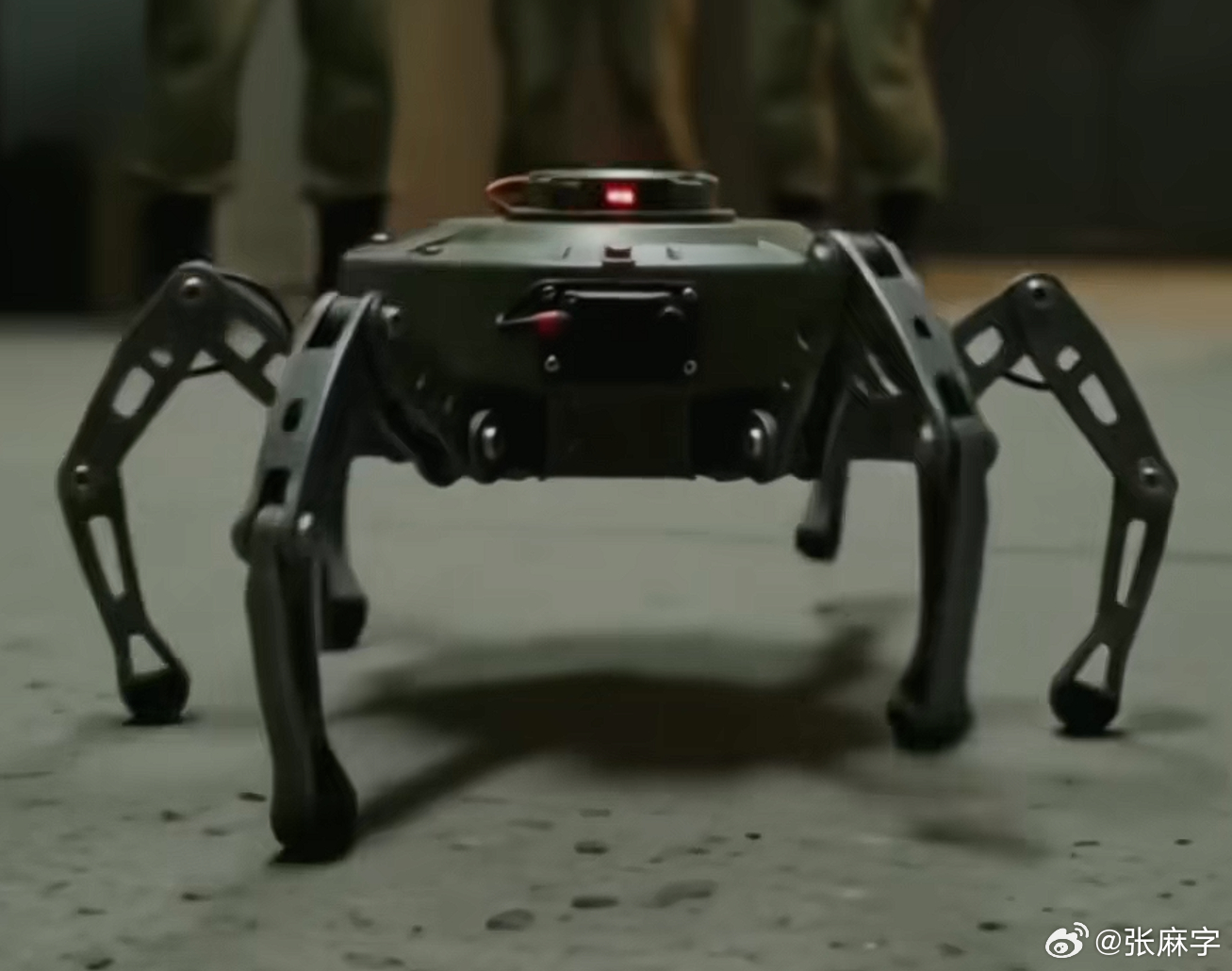 近期，俄武装部队炮兵旅发布了一段视频，展示了自制的蜘蛛雷多足机器人。简直是行走的