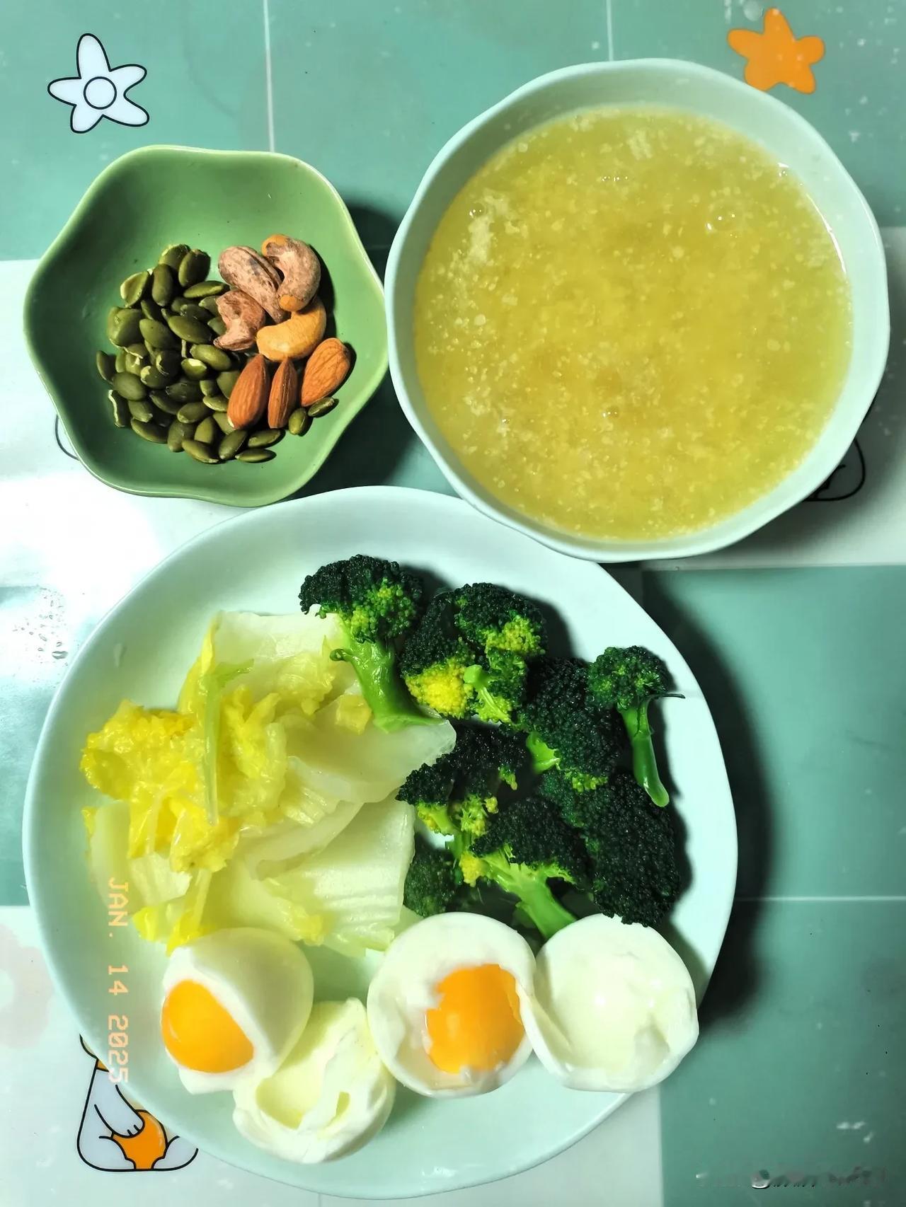 冬日绵绵之中年女性减脂早餐日记
主食：小麦胚芽
蛋白质：鸡蛋
蔬菜坚果：西兰花、