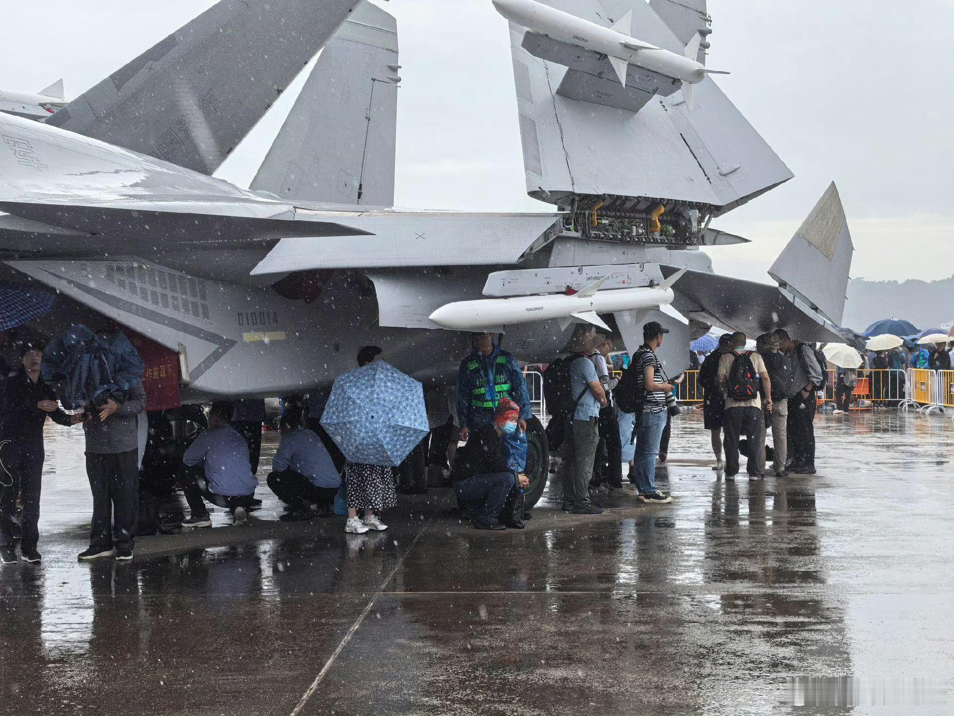 航展躲雨 