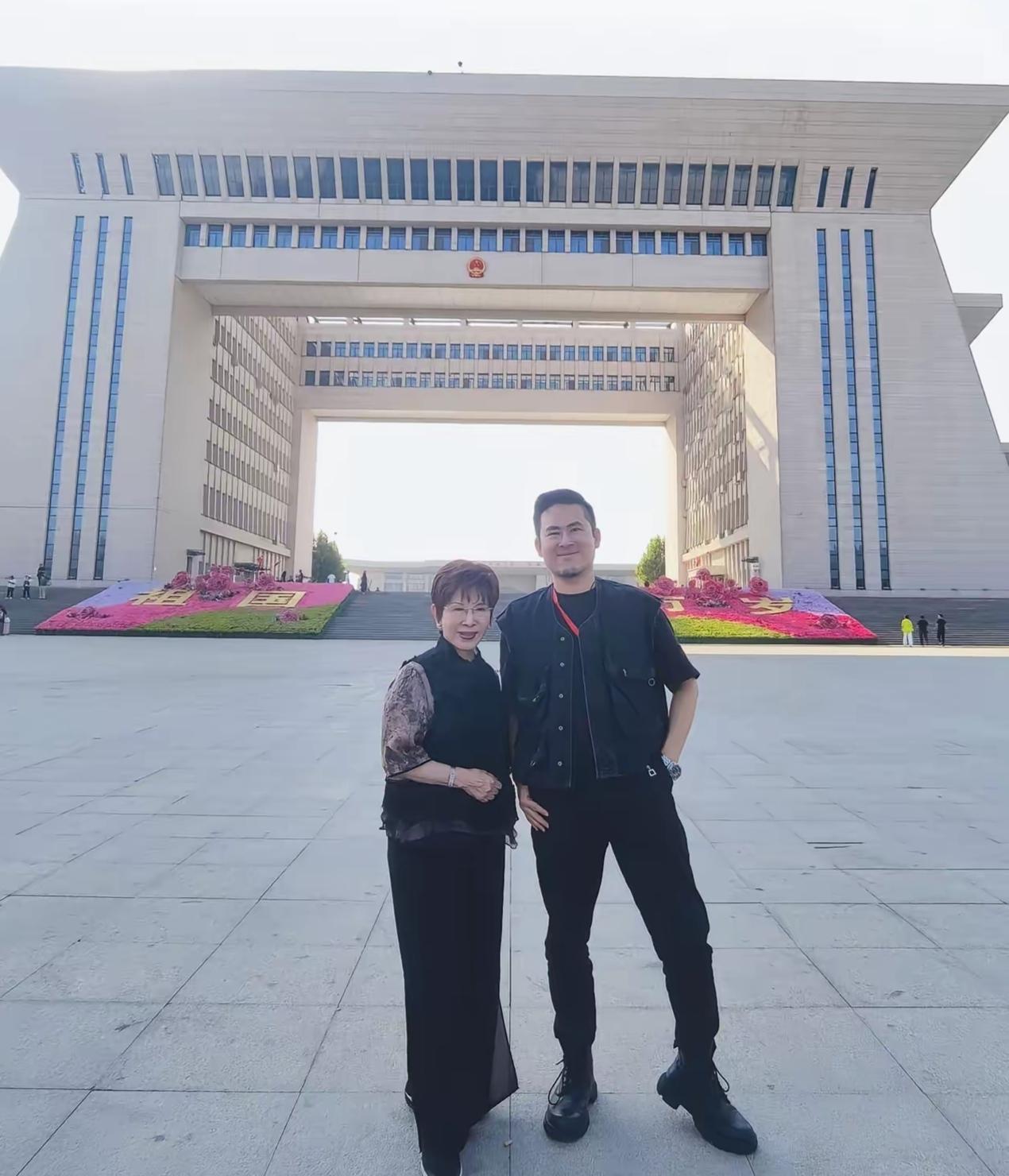 台湾爱国青年​王炳忠和国民党前主席洪秀柱一起在新疆伊犁边境口岸的合影。他们从祖国