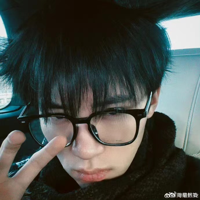 #周翊然炸毛狗狗#周依然也太真实了吧[打call]这是刚睡醒就自拍了吗，头发都睡