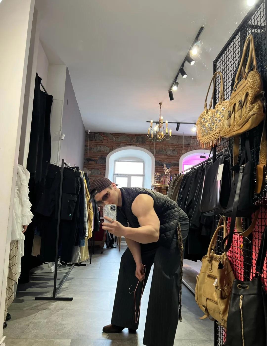 🤳🏻💪
对镜拍
	
一张照片