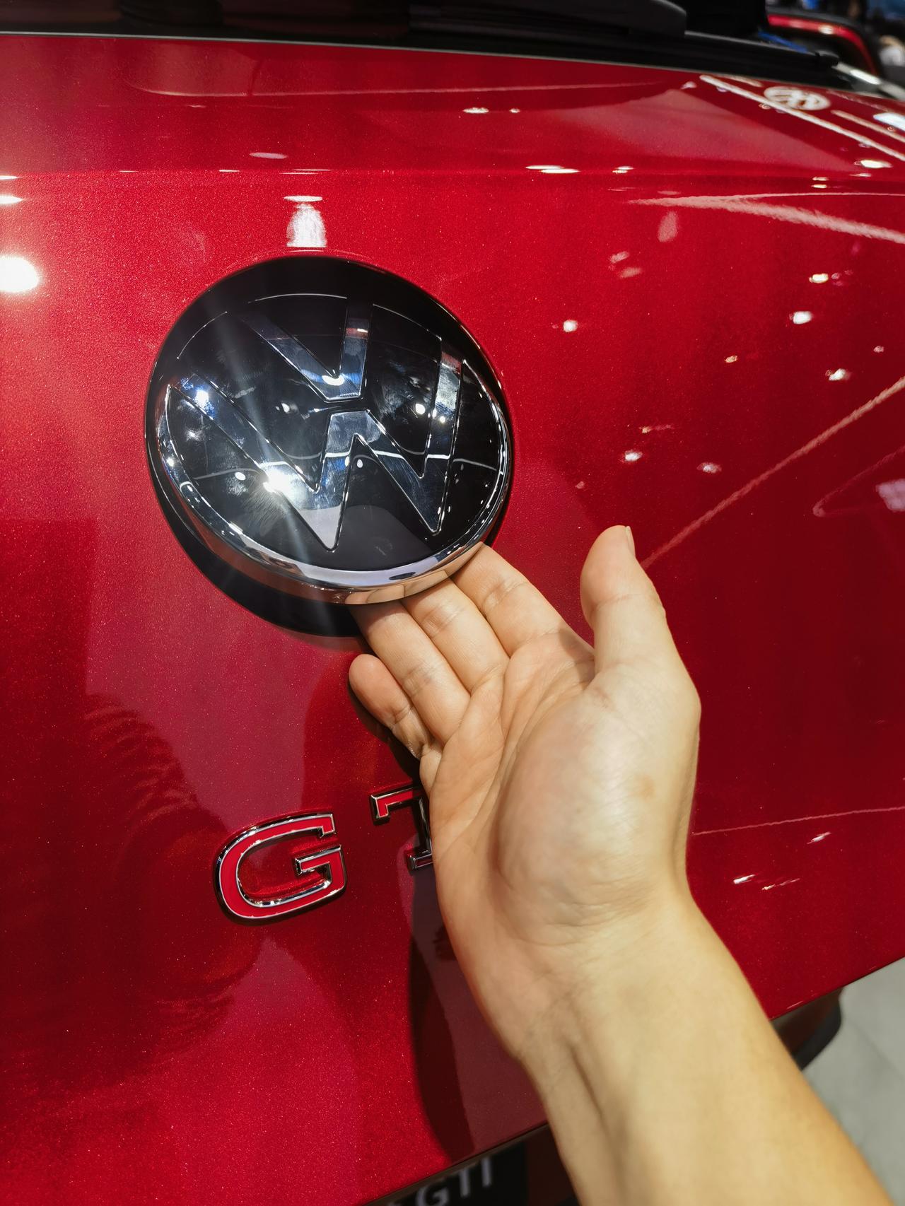 从六代高尔夫开始的大众祖传技能，夹手。我特别想知道这个大众的尾门外开手柄，怎么开