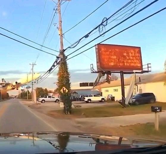 《美坠机事故13死9失踪 最新画面：飞机低飞擦过建筑爆燃 多人夺门而出》美坠机事