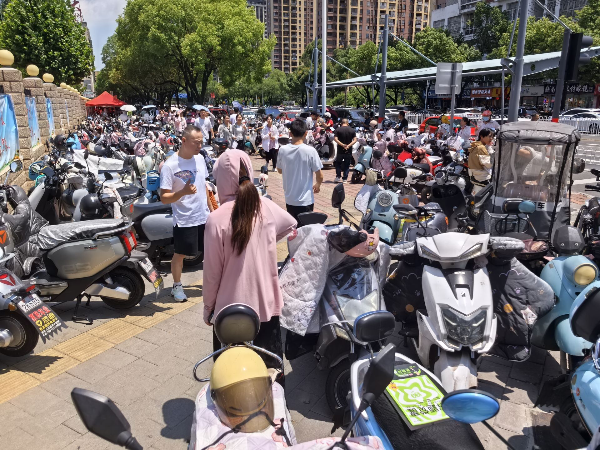 【安徽中考考点直击：#送考车辆变小了两轮成主力#】#交警分析送考车辆两轮成主力#