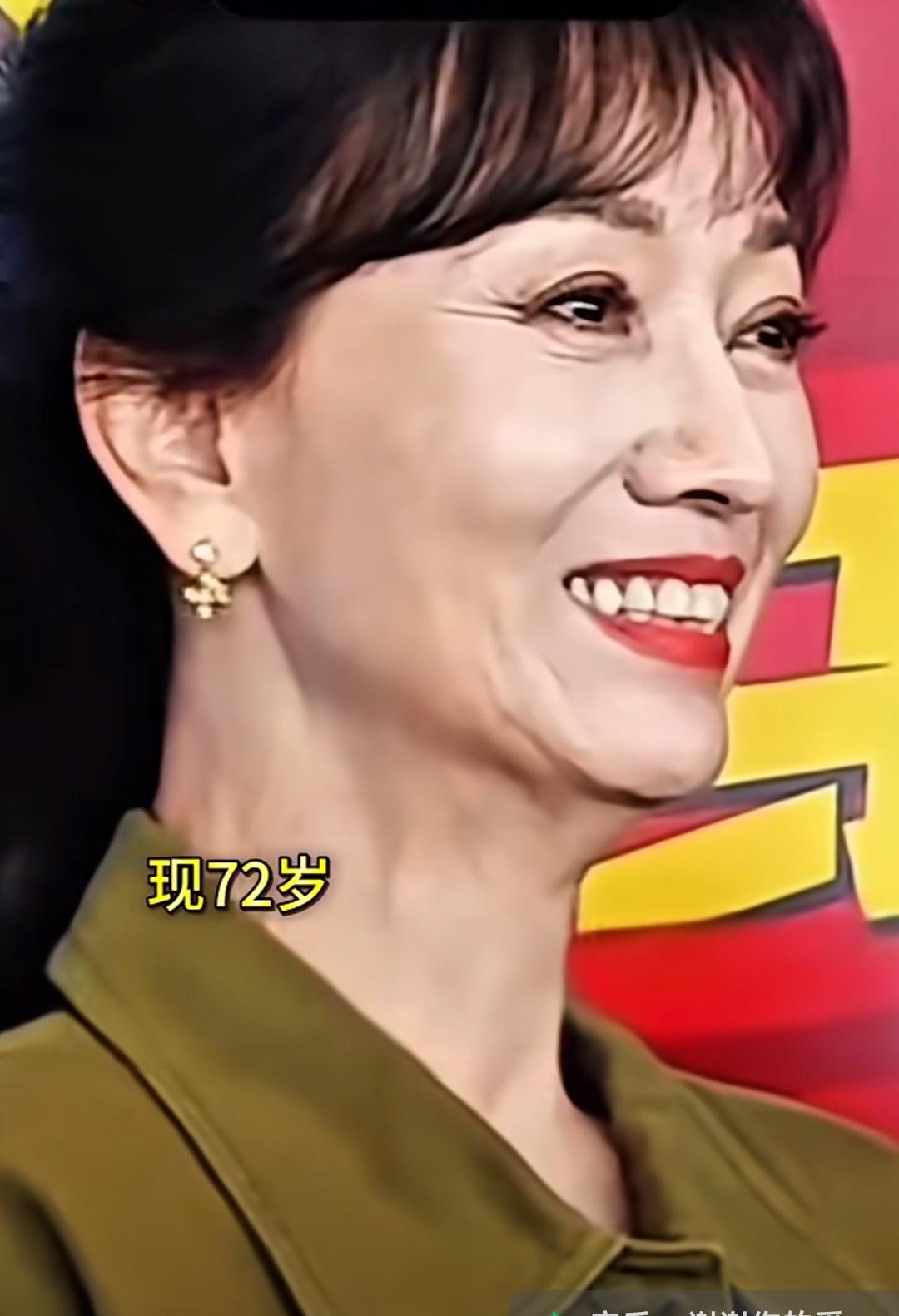 哪有什么冻龄女神，
离开美颜，
还是跟普通人一个样！