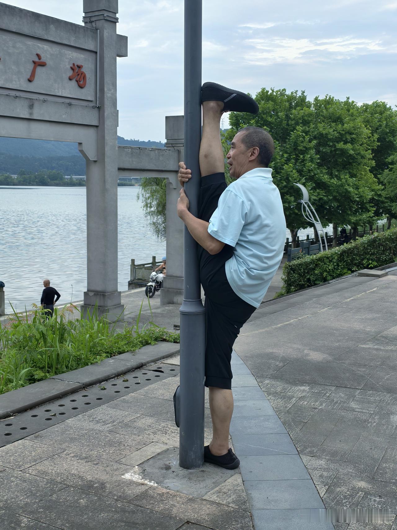 晒图笔记大赛72岁的老大爷，能做这样高难度的动作，真的太让人惊艳了。据他说他以前