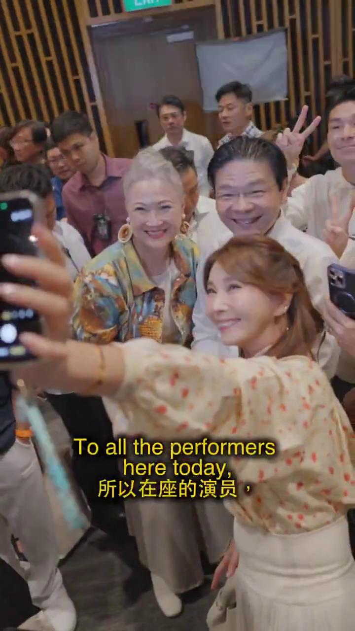 我从小就看8频道的电视节目，从"雾锁南洋"到"红头巾"几乎都看过了。所以在座的演