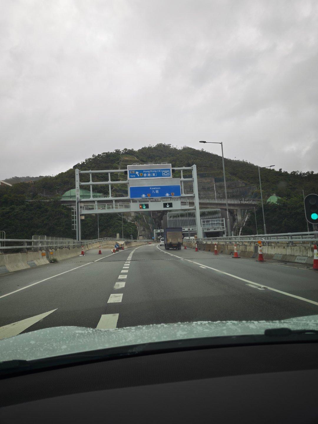 香港朋友小陈小李，中午陪我们吃快歺，然后开车送我们去移民事务局办事。移民事务局工