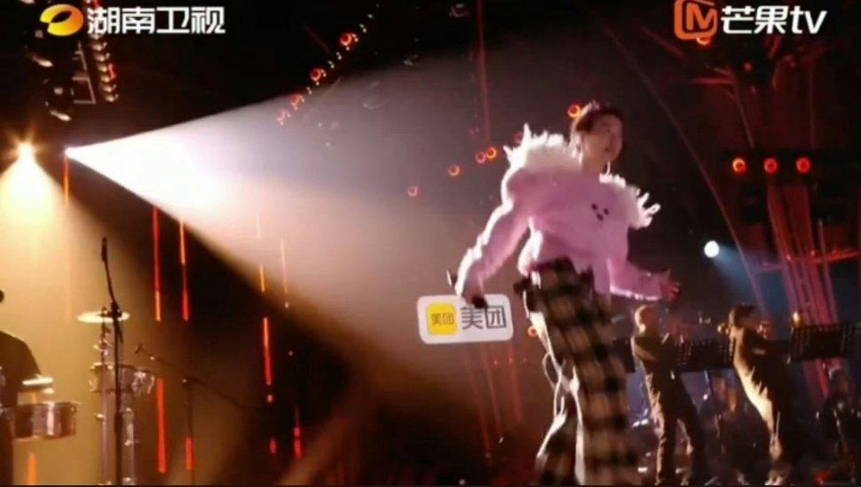 歌手排名窦靖童第四《歌手2026》月赛排名出炉，窦靖童位列第四。她演绎《管他什么