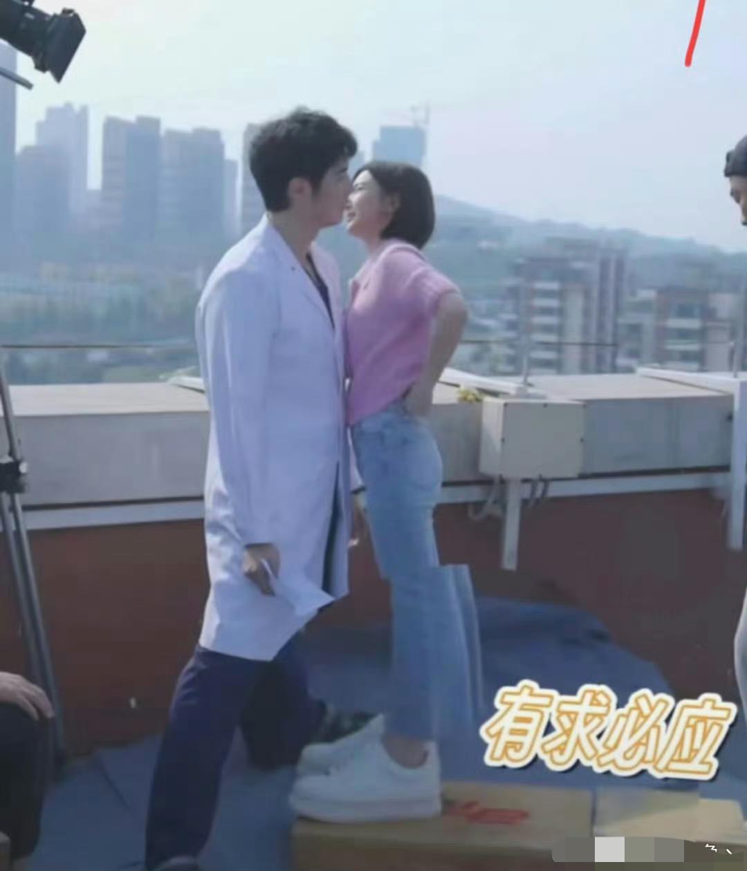 展博出息了[吐舌]，接吻戏了，还是跟毛晓彤～
就是这两的接吻💋姿势太招笑了[捂