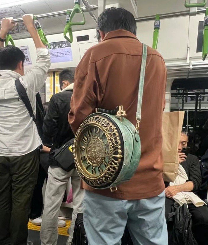 按石寨山型铜鼓的造型做成挎包不比这个逊色吧 ​​​