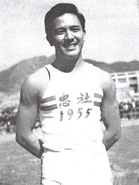 【鍾景輝】King Sir今早在家中睡夢中安詳離世，享年89歲，永遠懷念。