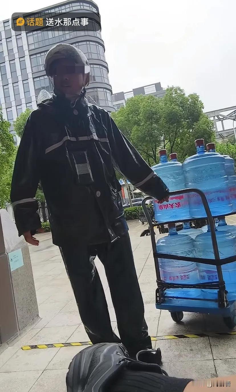 送水工一天赚1000元钱，本来还不信，看了人家的余额，微信39 万，支付宝135