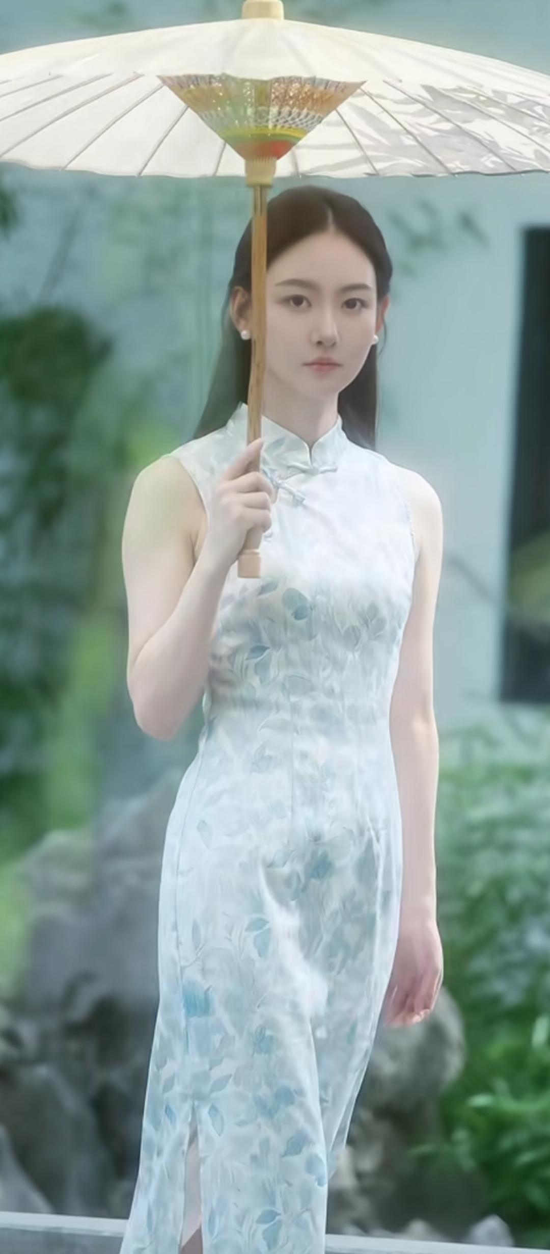 优雅旗袍，雨中漫步，古典韵味