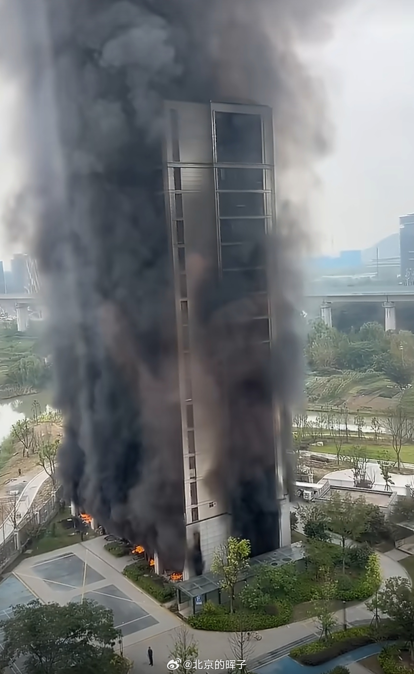 杭州火灾9月23日早晨，杭州西湖区双云里一小区电动自行车停放点突发火灾，黑烟沿居