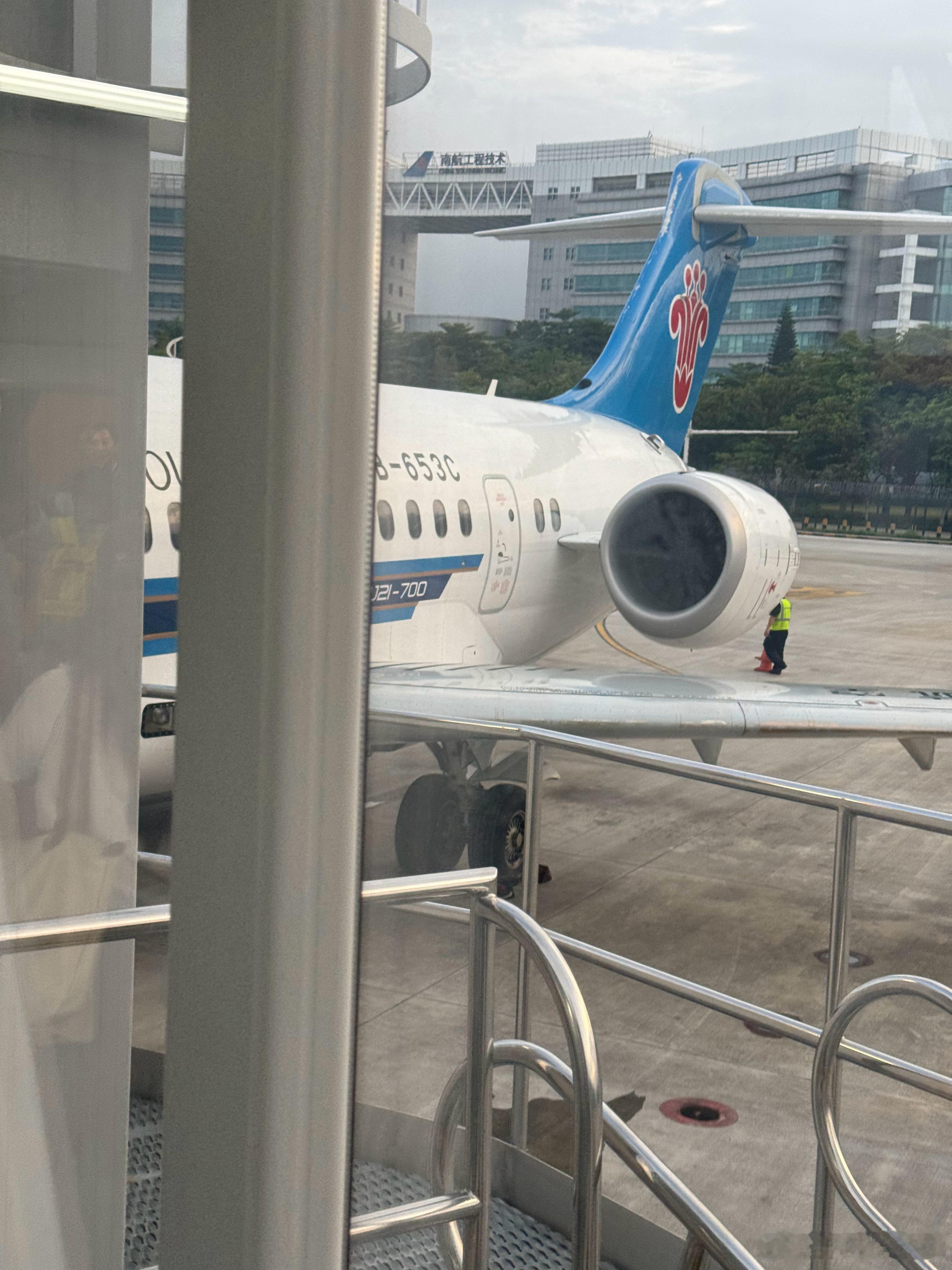 一大早飞芜湖，居然是ARJ21，第一次坐国产小飞机，感觉腿部空间比919还大点[