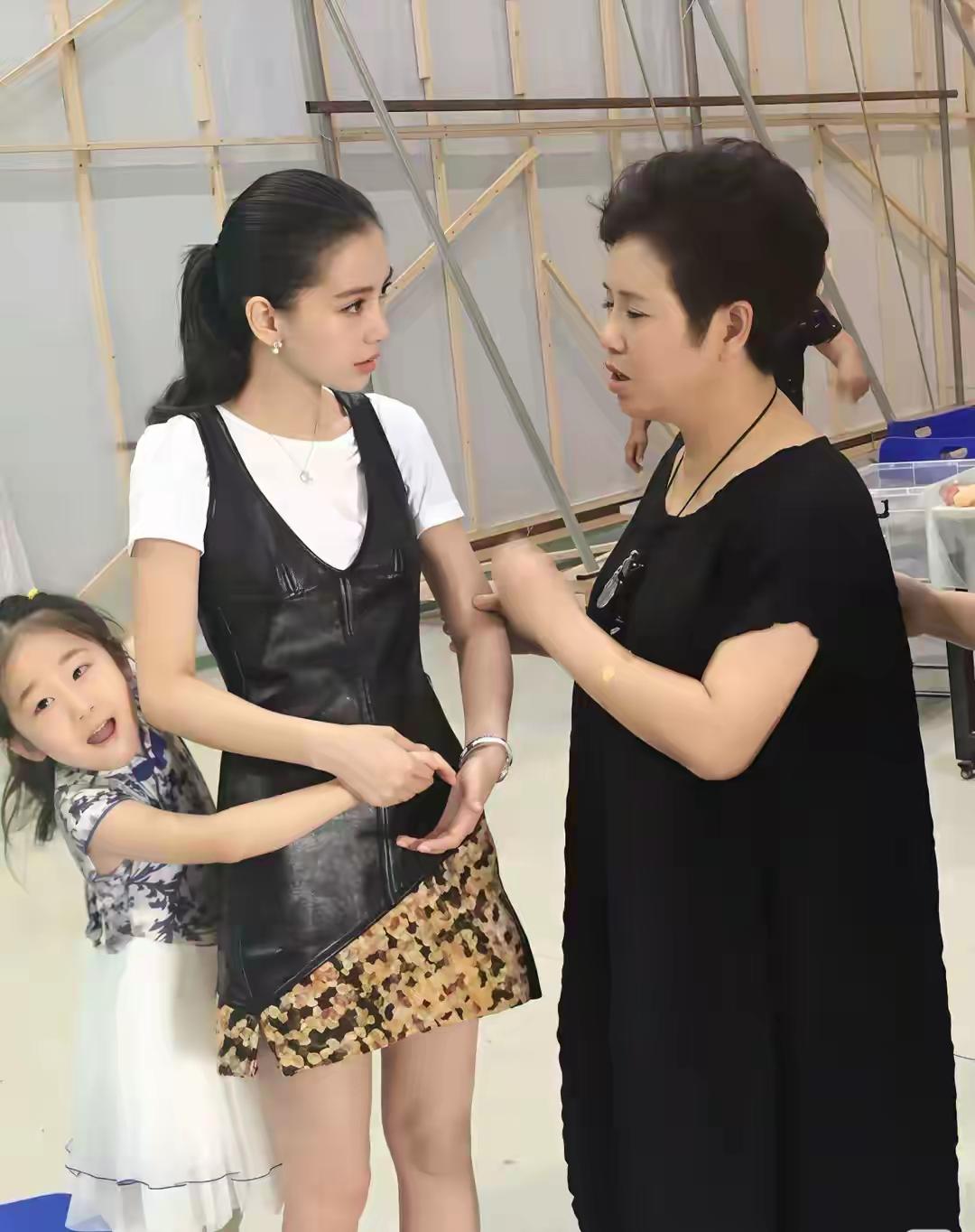 家人们谁懂啊！杨颖这颜值真的是“老少通吃”吧！你看那生图，眉眼亮得像含着光，笑起