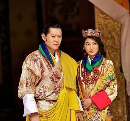 不丹国王和王后，看着都是慈眉善目，穿着打扮也特别的有民族特色，显得既质朴又富贵，