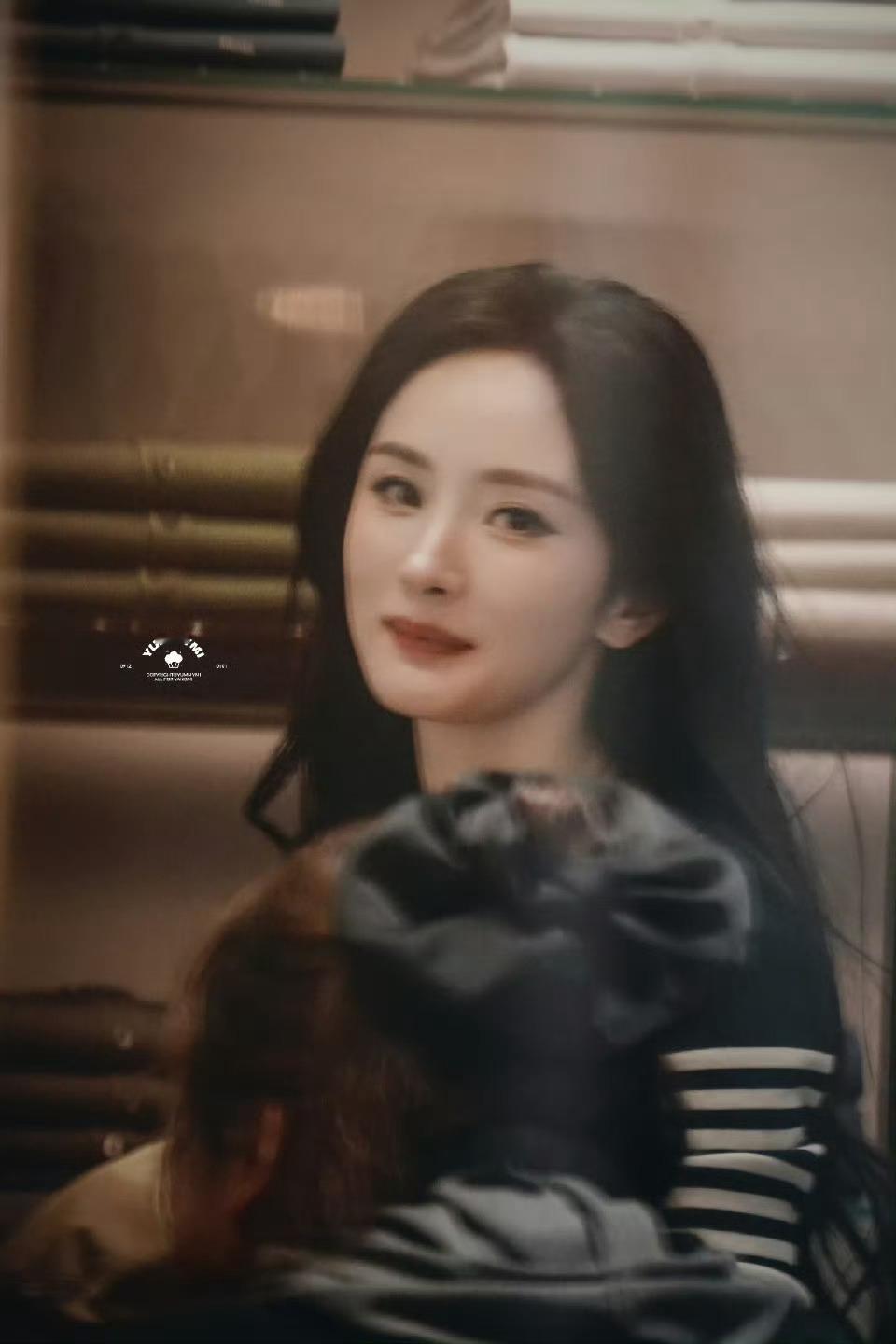 Prada代言人杨幂闪耀米兰 ，好美😍Prada出发图