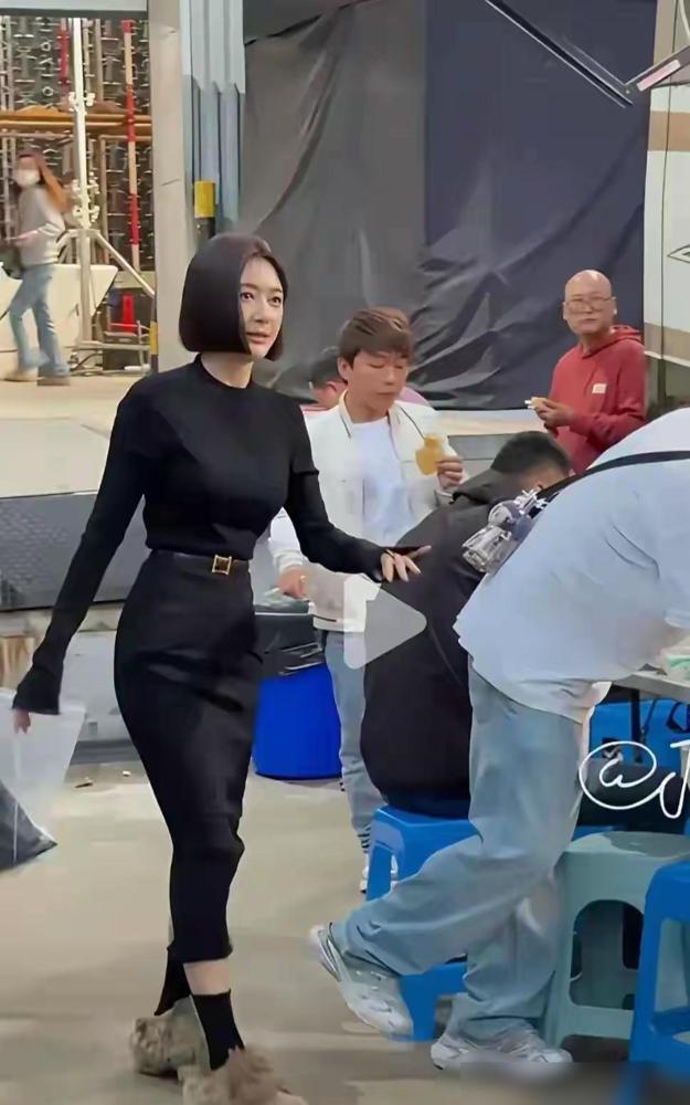 秦岚团队还在那吹“审美话语权”，这边网友的嘴，已经快把她造型团队的遮羞布给扯烂了