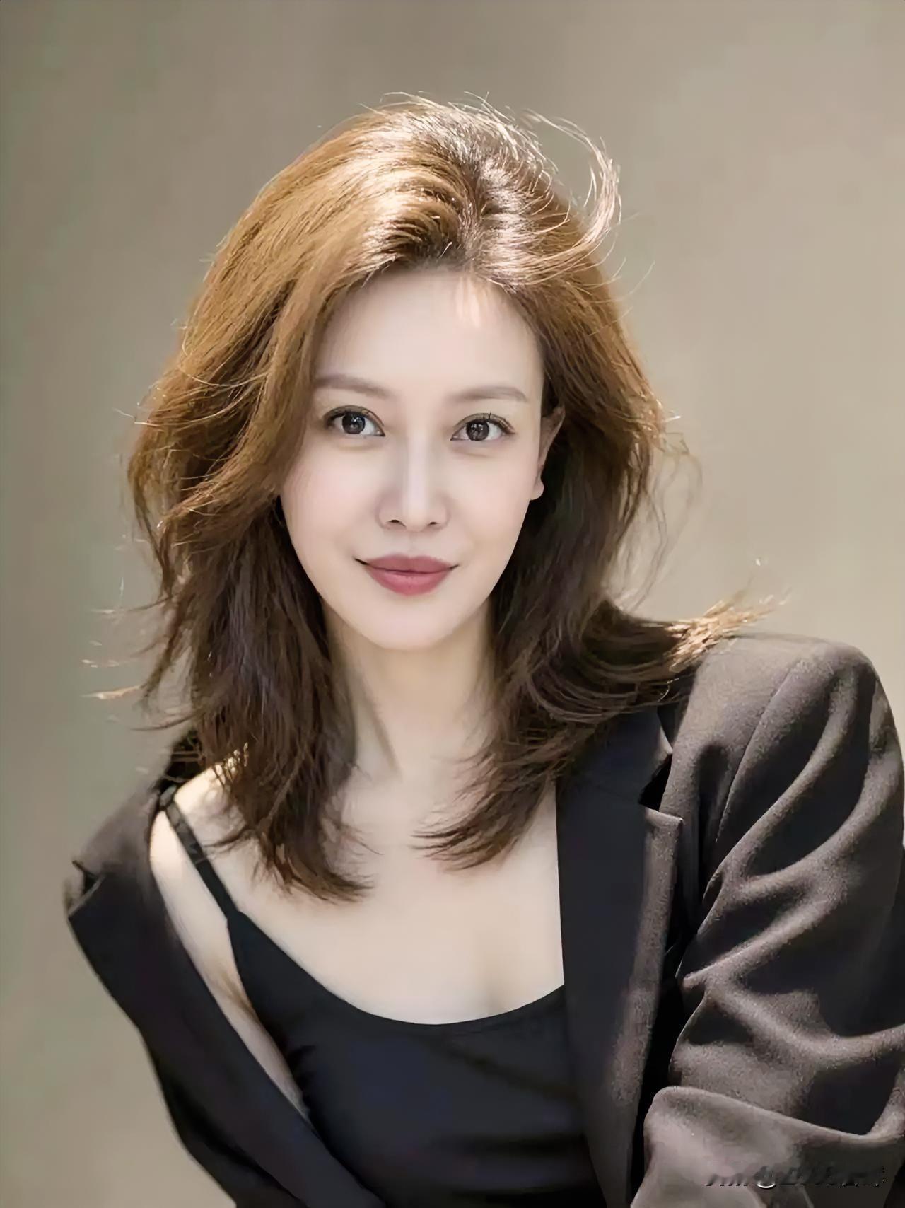 棕发曳柔光，黑衫映雅致，笑意暖心房。