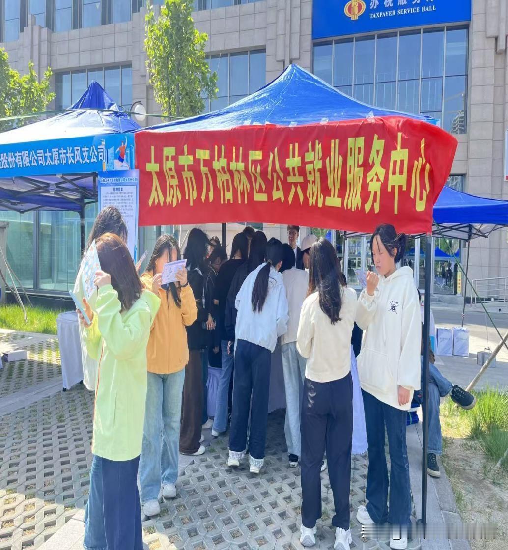 万柏林区：春季专场招聘会启幕 职引未来促就业
 
4月25日，“职引未来”202
