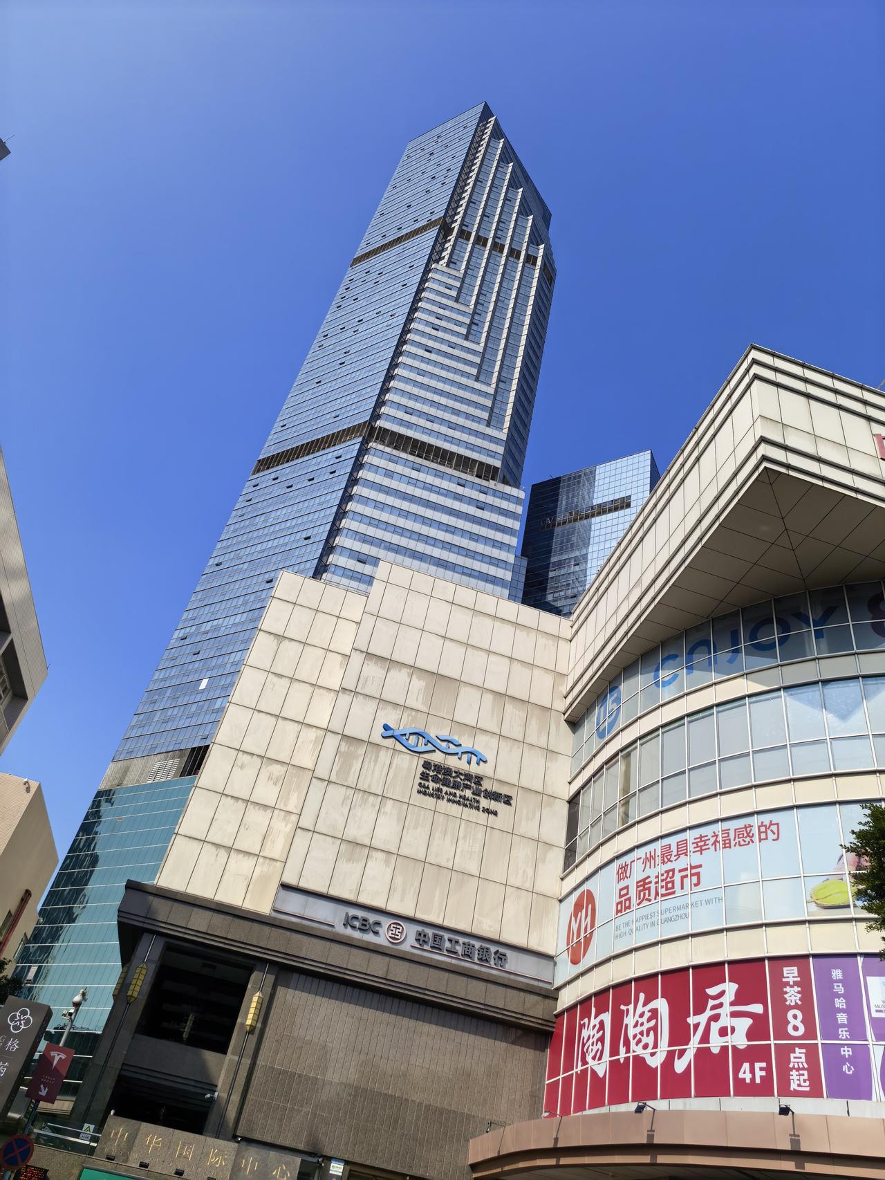 刚路过来广州的第一份工作的写字楼——越秀区的中华广场。从农村出来的我，那时候觉得