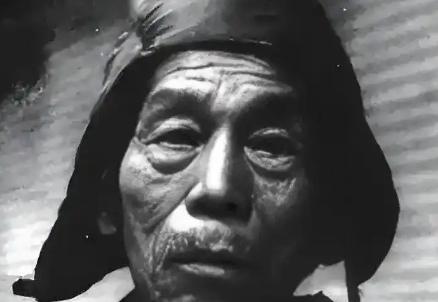 1982年，几十个农民乘坐大巴车去攻打县城，喊着：“皇上御驾亲征”。谁料，还没等