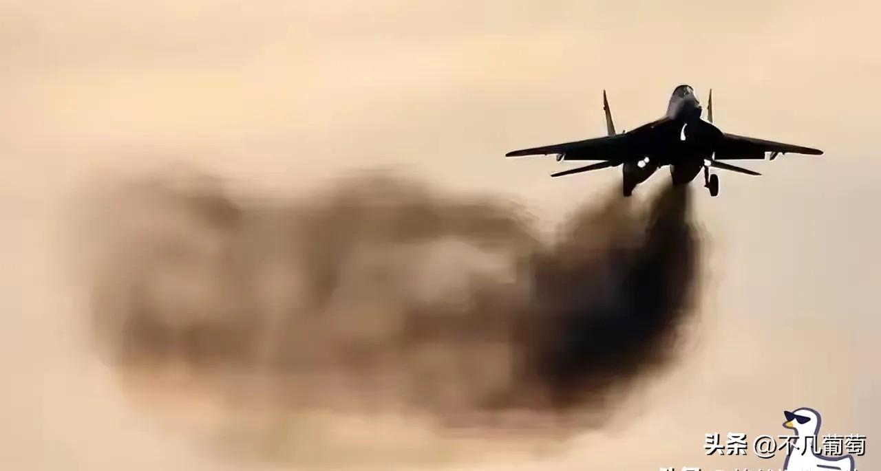 伊朗空军悲壮出击！一架架老旧战机，拖着黑烟，轰鸣着升空了，在各国空军早已是迭代发