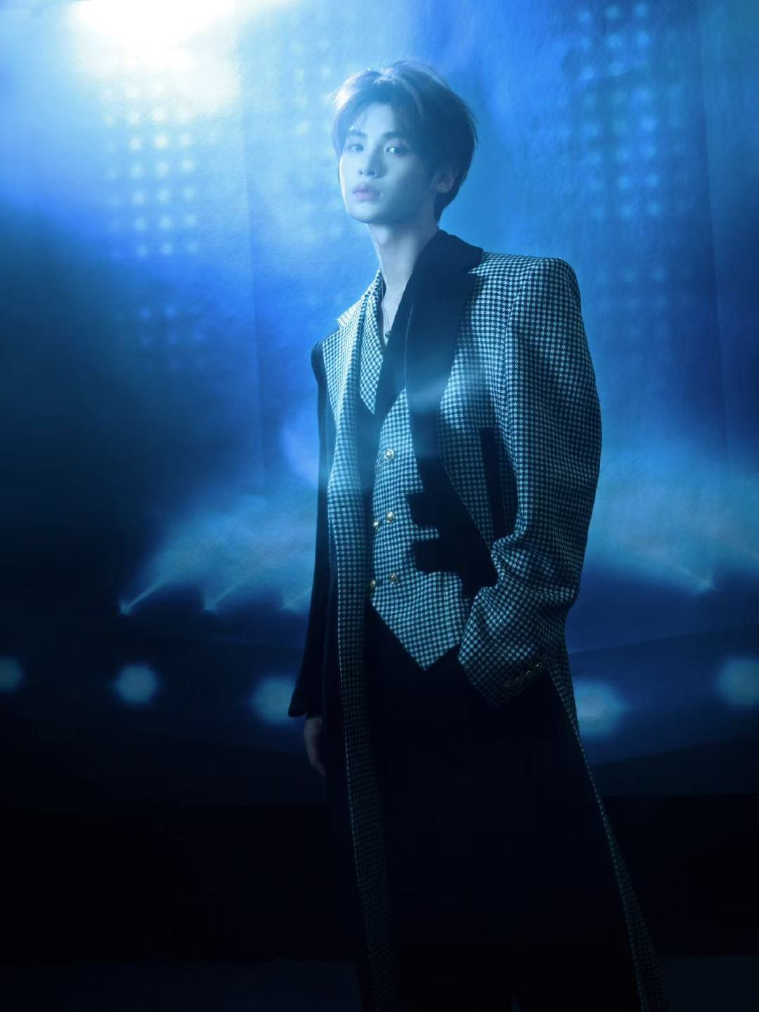 黄明昊黑白格纹西装 黄明昊最新黑白格纹西装造型，定格浴室里的冷色浪漫，帅出新高度