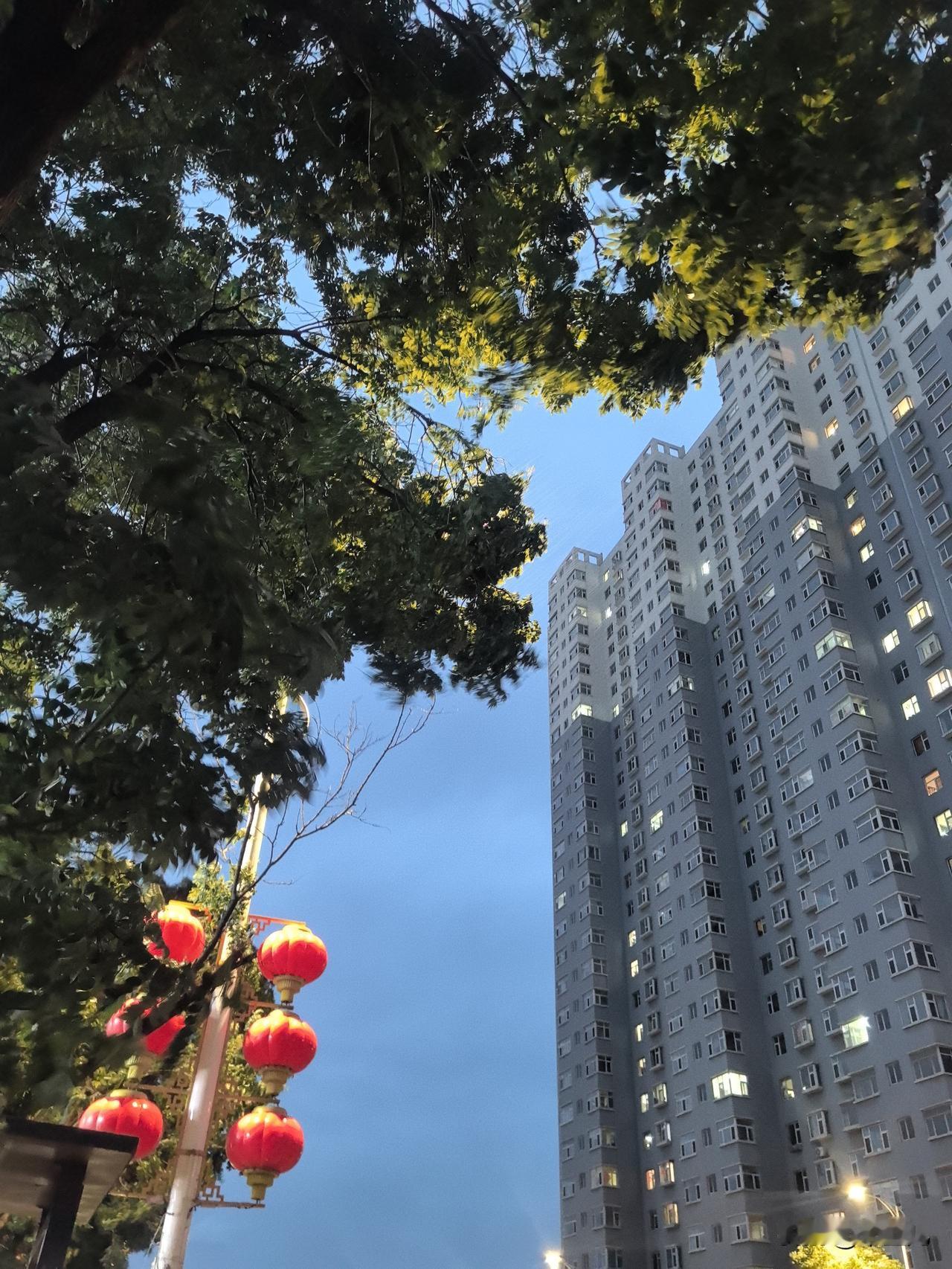 如果以后房价跌了，我也不会买。
我现在有一套一百平米的房子居住。
虽然已购买十年