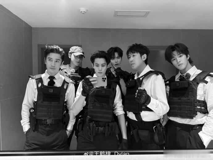 王鹤棣热度破8000晒照王鹤棣热度破8000福利 热度破8000福利兑现！王鹤棣