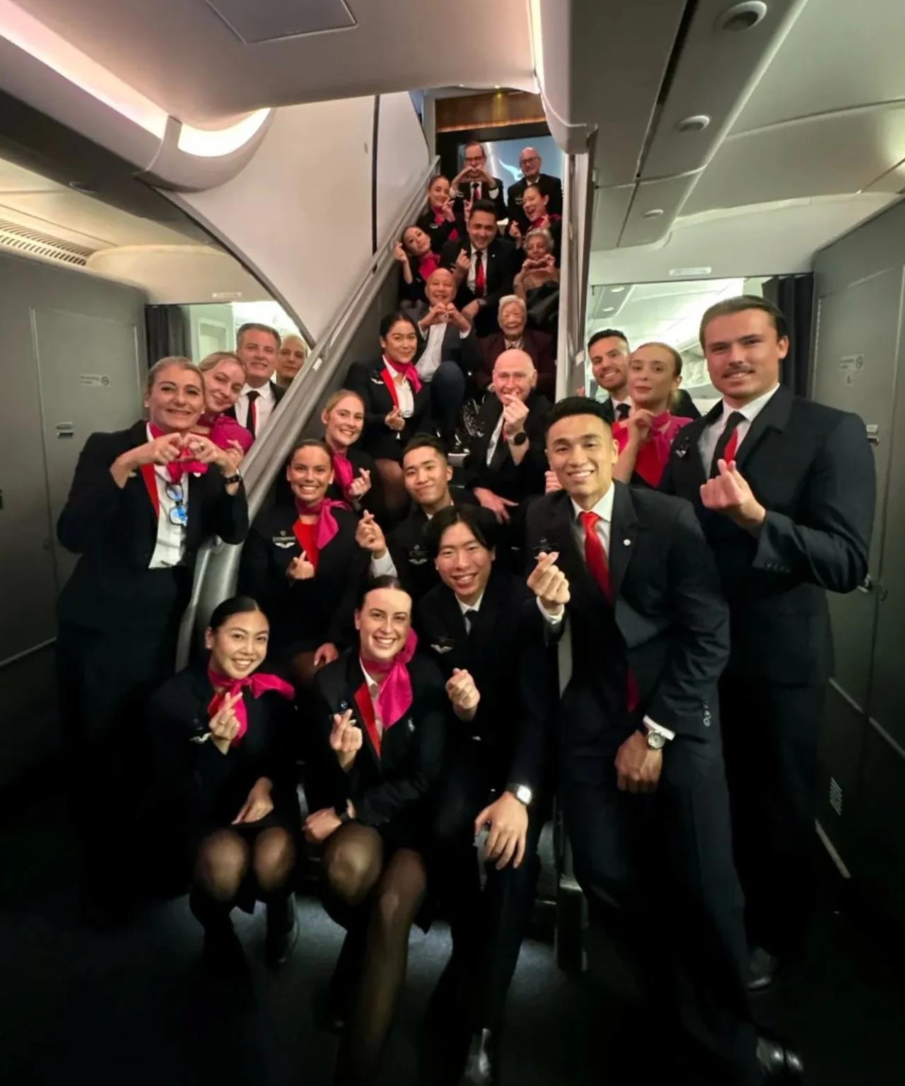 这位103岁的香港婆婆，乘坐由悉尼飞往香港航班QF127，上了飞机吓一跳，只见机