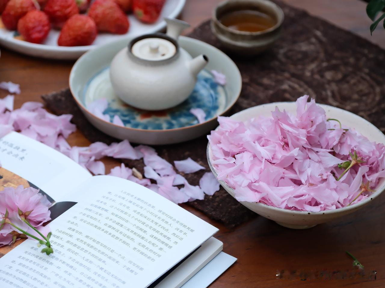 有没有一瞬间，被自己感动
只因为图像里那个自己
音乐视频里那个自己
深情的，安静