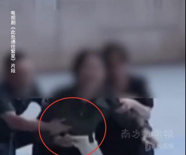 女演员被摸胸事件，看得人心里极度不适。

 戏里，女演员丧夫跪地痛哭，几名群演上