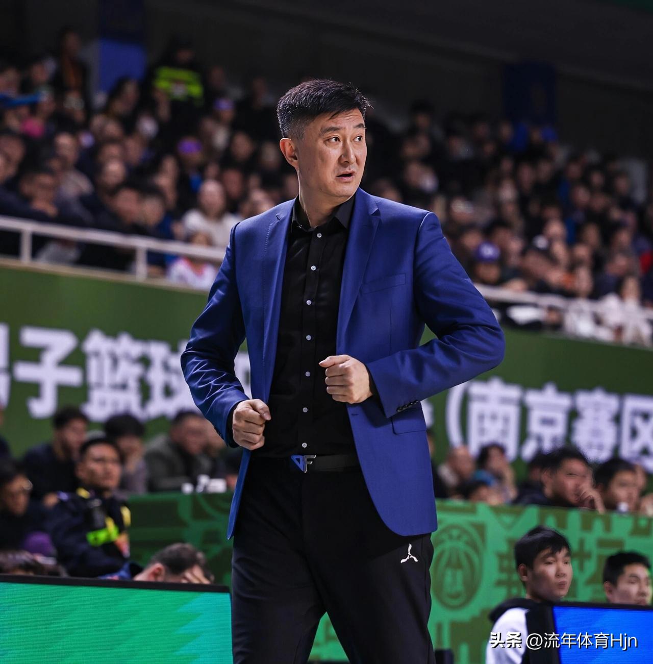 广东男篮大胜四川男篮，主帅杜锋赛后接受采访时全程黑脸，原因正是被自家年轻球员狠狠