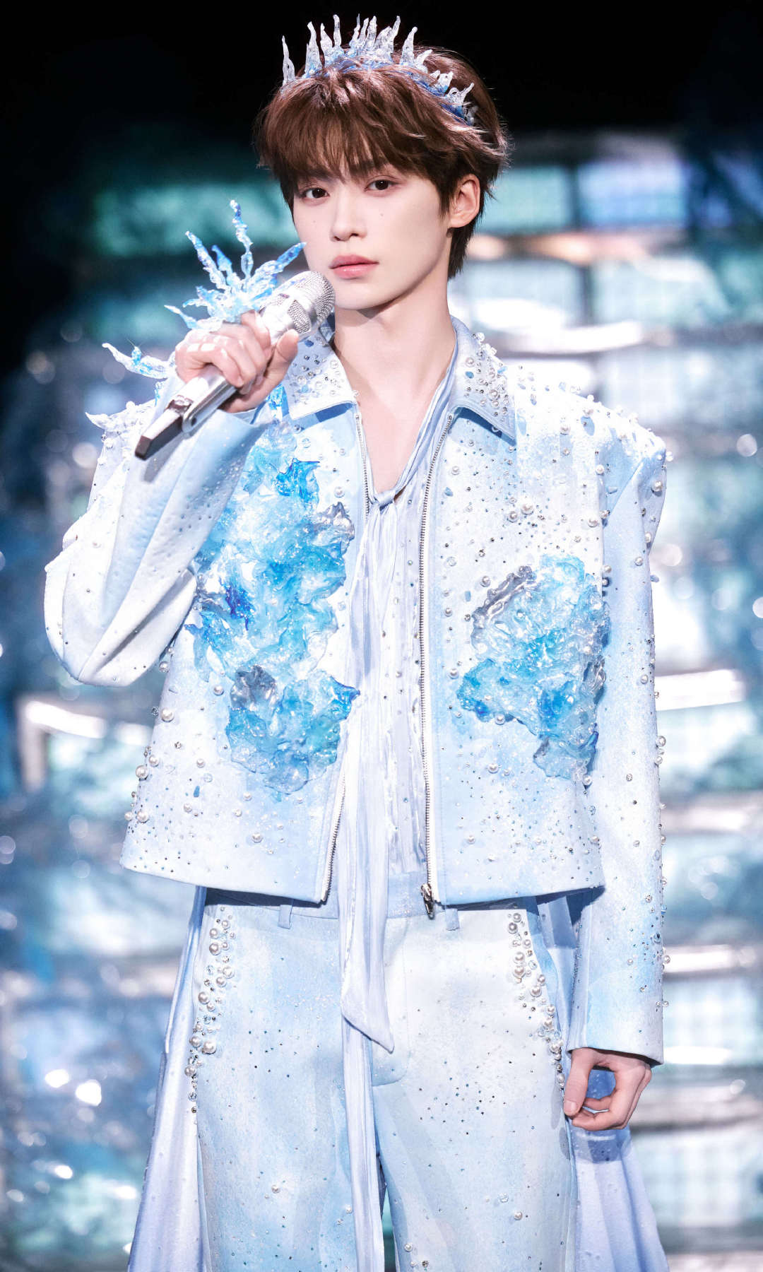 梓渝梓渝水晶皇冠我们的小王子，终于戴上了属于他的冰冠从练习室的汗水到舞台的聚光灯