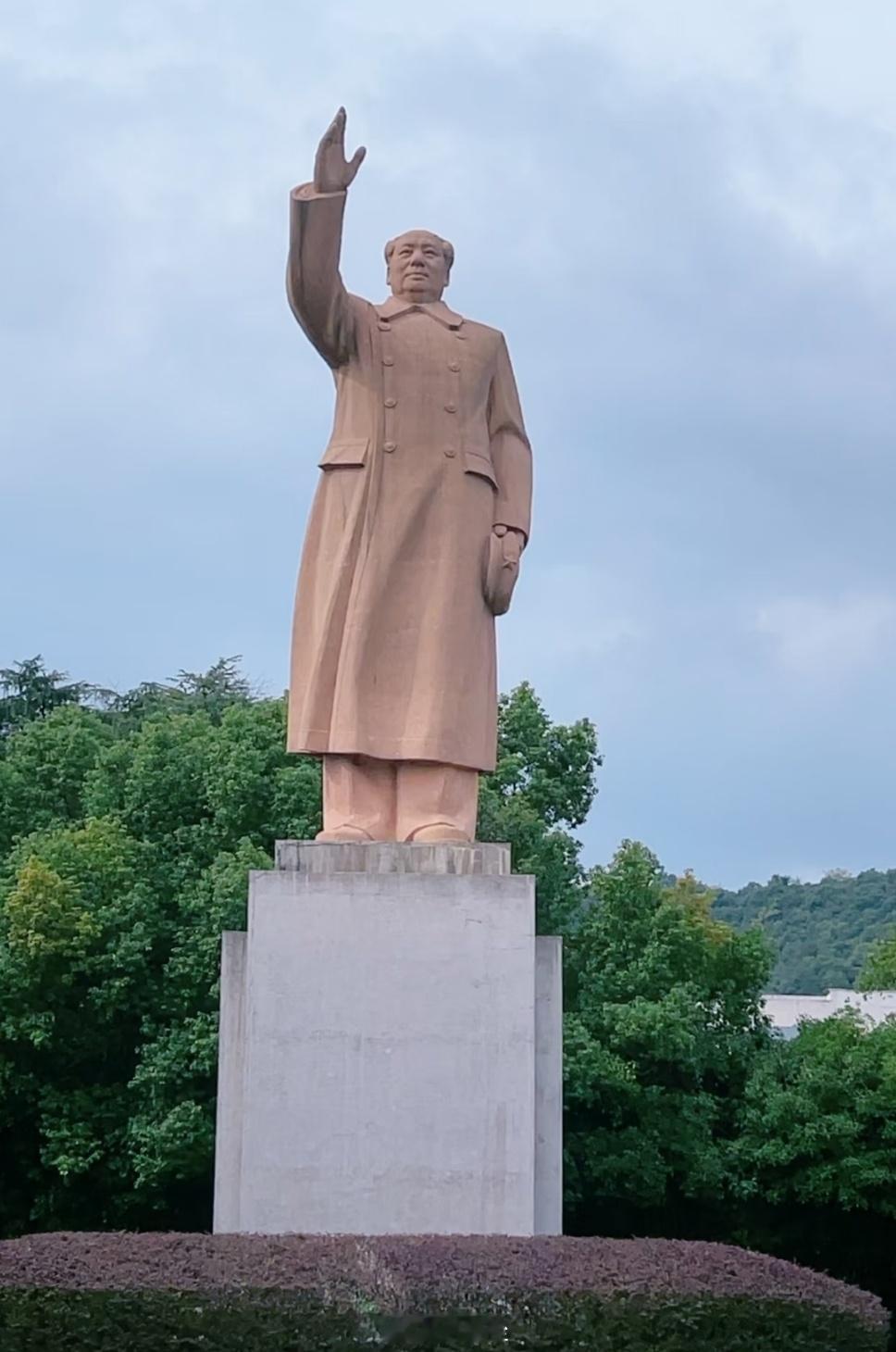 奈何能力有限，不然我也想在我们小县城的广场或景点捐建一座伟人雕像，看来这辈子是无