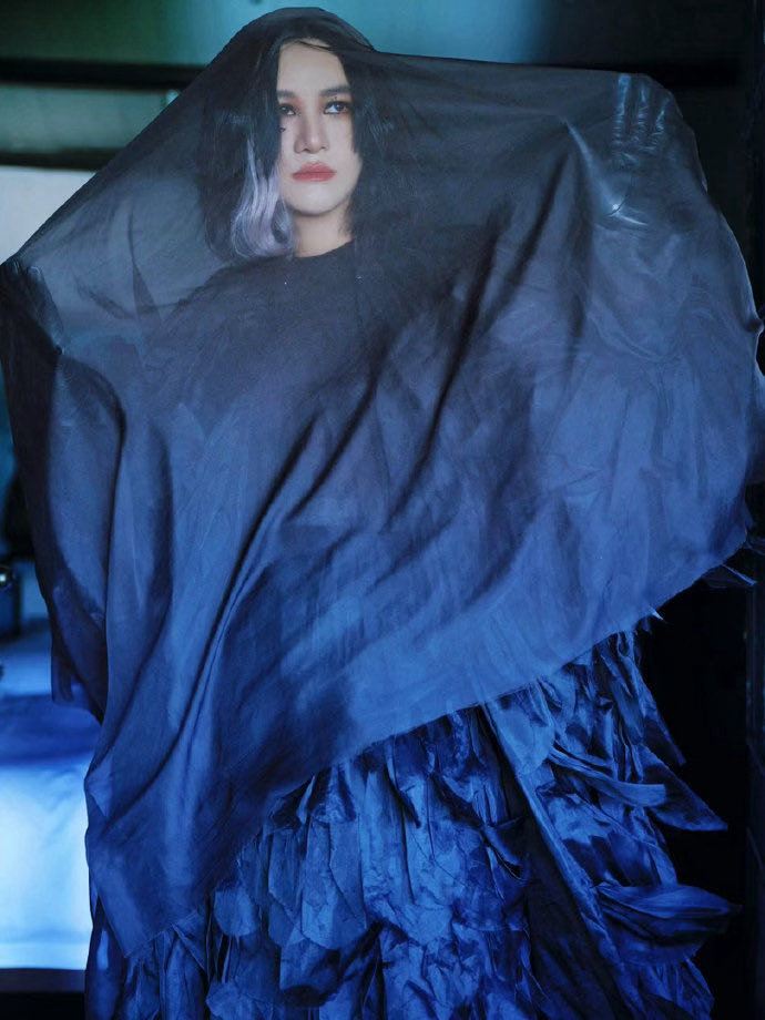 尚雯婕在音乐节上把新歌发了 演出结束后，有粉丝在后台等了很久。尚雯婕出来的时候，