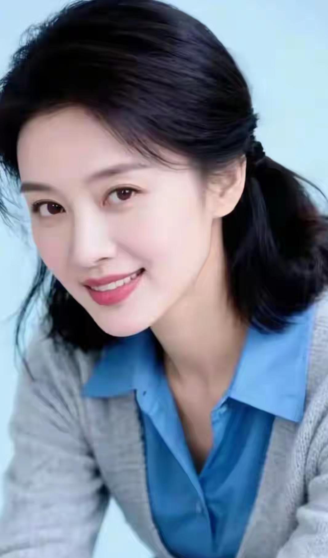 上联:温柔一笑化愁绪
下联:甜言三句添欢乐

图片采自网络，侵则立删。
友友请邀