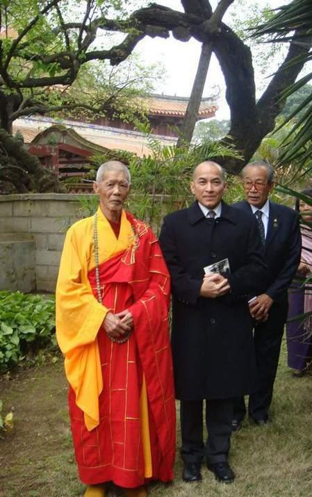 柬埔寨的国王和太后特别简朴。太后穿过十几年前的旧衣服，国王穿过20多年前的旧大衣