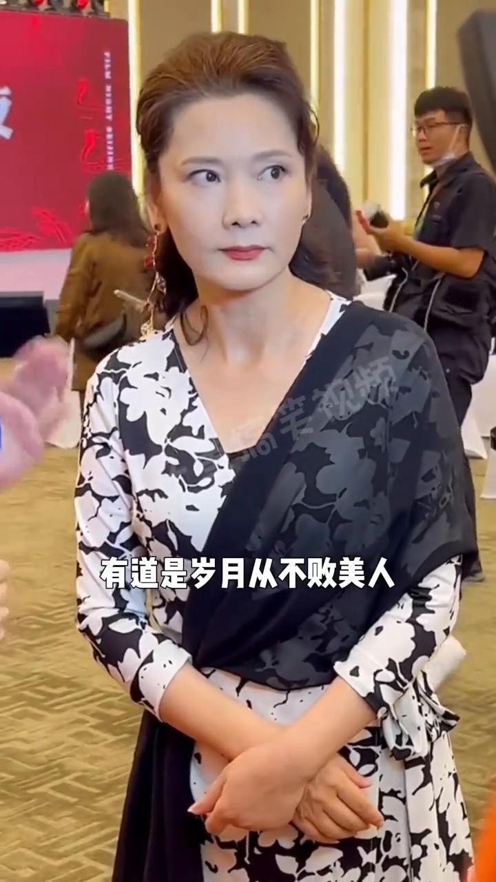 谁敢相信，何赛飞隐瞒36年，老公身份终于曝光，难怪从来不公开。有道是岁月从不败美