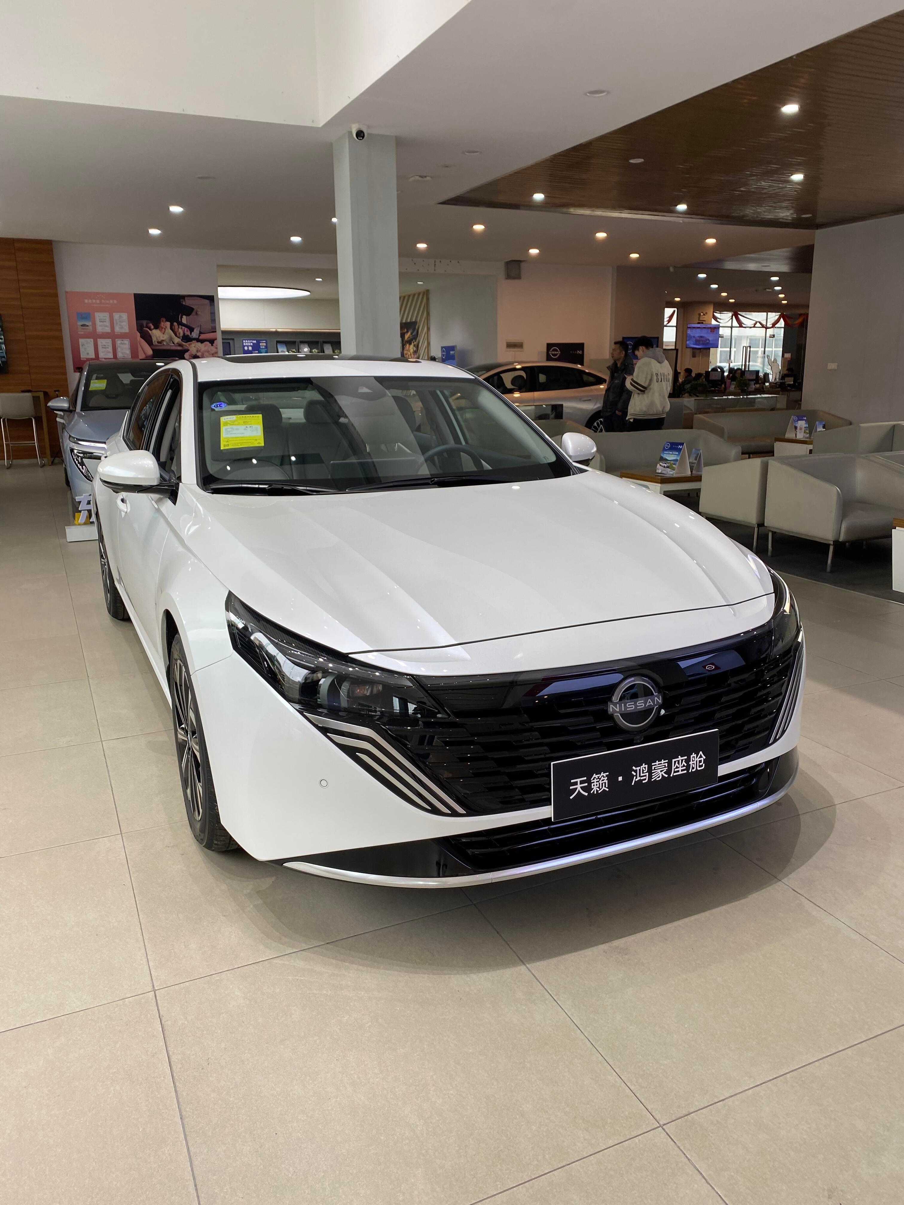 车机用着跟玩平板似的，语音助手特灵，能动嘴的绝不动手，开车分心不存在的。 