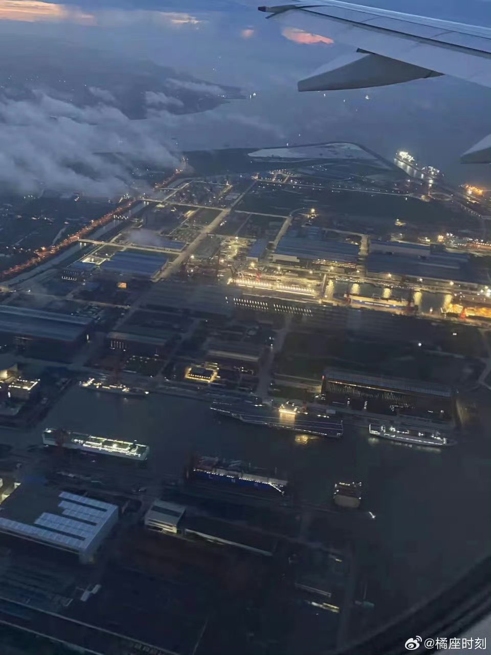 这几天的福建舰夜间航拍 ，看样子今年赶不上“八一建军节”服役了[doge]烽火问