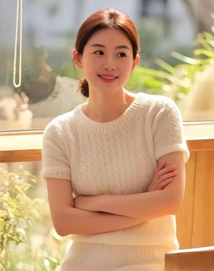 阳光洒进咖啡馆，温暖如你。