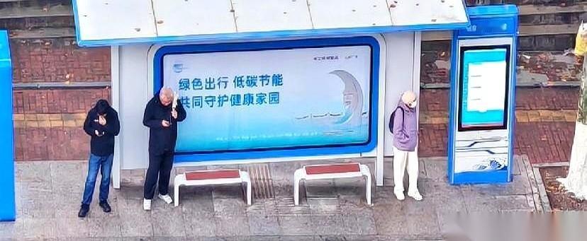 就三个人。
一个公交站台，早高峰，就他妈三个人。
离得那叫一个近，胳膊肘都快碰上