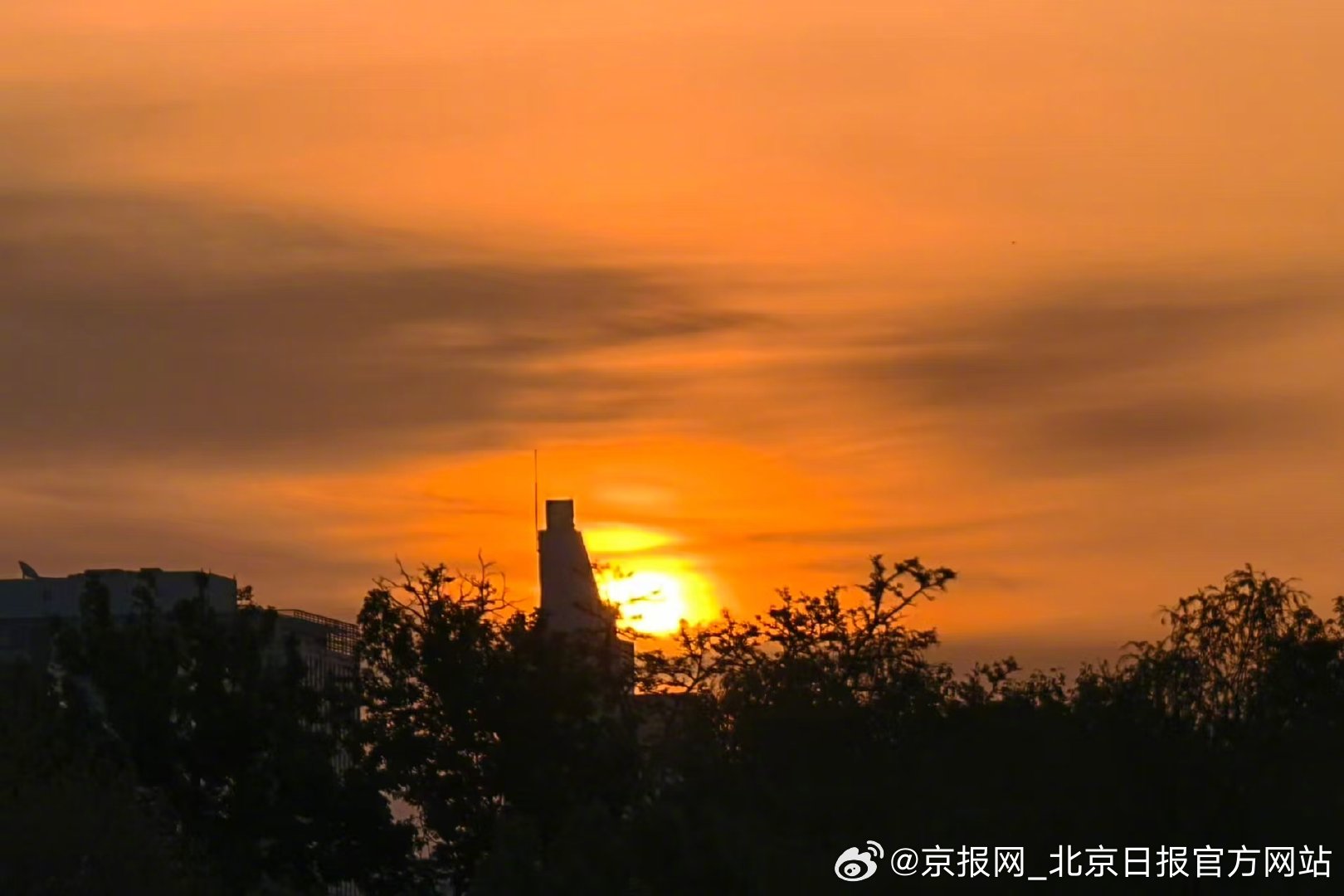 【周三快乐！#北京朝霞送你清早小欢喜#】#北京漫天红霞是懂浪漫的# #今天北京真