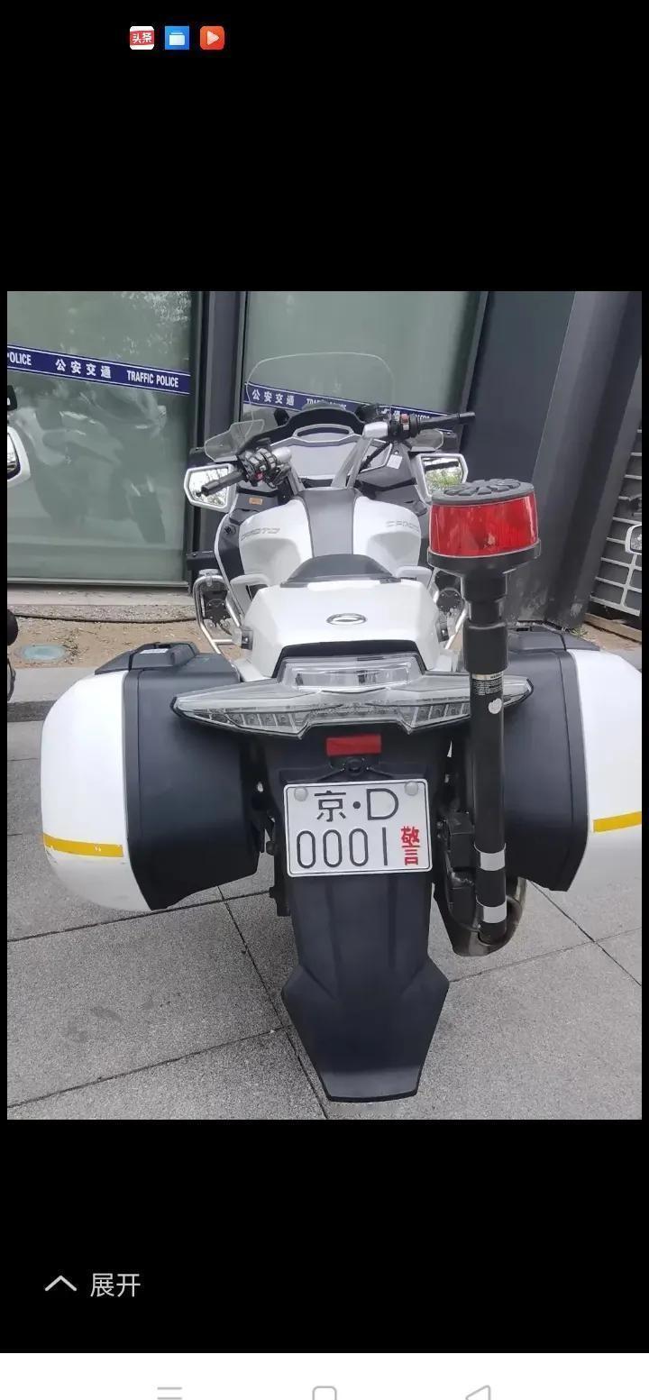 这张在检查站门口拍到的警用摩托，乍一看真像杜卡迪，车友们估计都懵圈了。老司机们眼