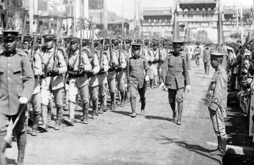 1925年，憨胡战争爆发，憨玉琨兵败而逃，他见大势已去，羞愧交加，便顺手将一名下